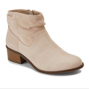 NWOB Vionic Kanela Nude Suede Bootie